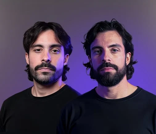 Retrato dos instrutores Ricardo e Roberto Dias, dois homens com cabelos e barbas escuras vestindo camisetas pretas em fundo roxo.